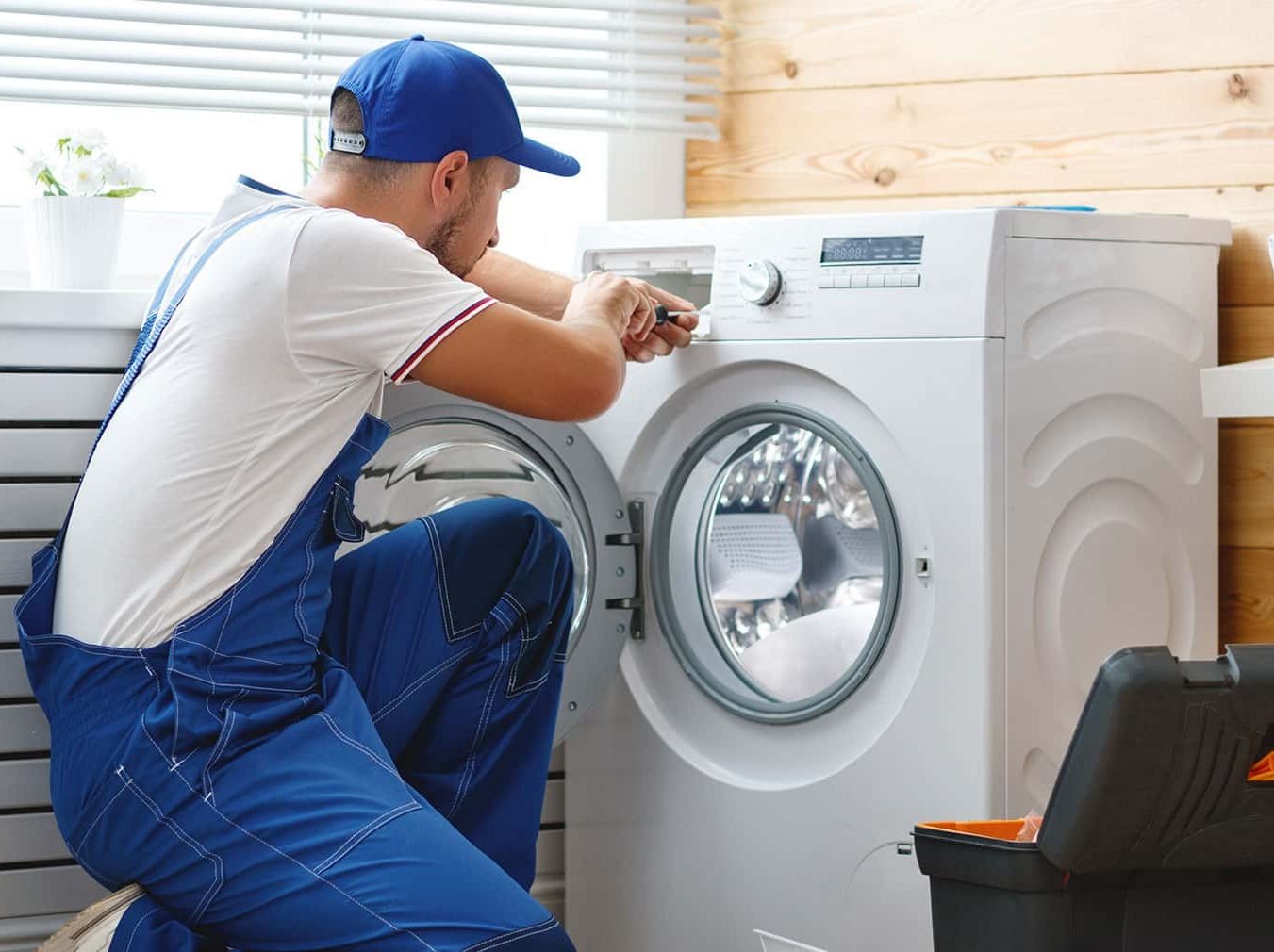 Técnico del servicio técnico Siemens reparando electrodoméstico en Burgos